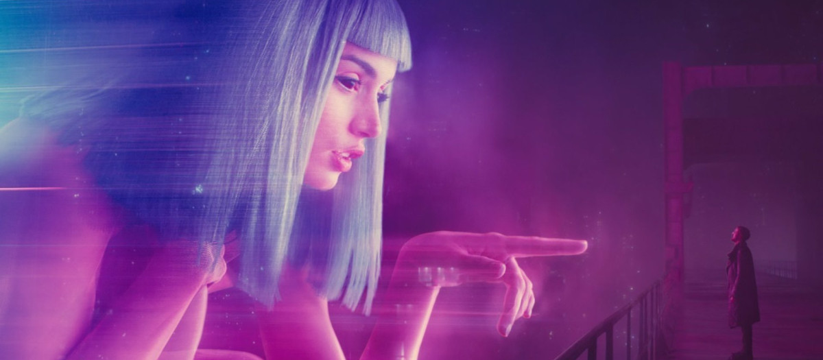 La serie de Amazon Prime Video estará ambientada 50 años después de Blade Runner 2049


   MADRID, 15 (CulturaOcio) 

   El universo de Blade Runner, que regresó a los cines en 2017 con Blade Runner 2049 de Denis Villeneuve, se expande. Y lo hace gracias a Amazon Prime Video, que ha dado luz verde a Blade Runner 2009, una serie en imagen real que servirá como secuela de la saga cinematográfica y en la que también estará implicado Ridley Scott como productor, 

   Un proyecto del que ya el propio Scott, artífice de la cinta original que protagonizó Harrison Ford en 1982, como el cazador de replicantes, Rick Deckard, confirmó en 2021 que estaba en marcha y se estaba trabajando en el guion.

   Ahora, Vernon Sanders, responsable de series en la plataforma de streaming, es quien ha anunciado en un comunicado lo emocionado que estaba de poder presentar esta serie con la que se expandirá en la pequeña pantalla el universo literario de Phillip K. Dick.

   "Nos sentimos honrados de poder presentar esta continuación de la franquicia Blade Runner y estamos seguros de que, al formar equipo con Ridley, Alcon Entertainment, Scott Free Productions y el increíble talento de Silka Luisa, Blade Runner 2099 conservará la inteligencia, los temas y el espíritu de sus predecesoras cinematográficas", aseveró, Sanders elogiando así con sus palabras a todos los implicados en este ambicioso proyecto para el que todavía no hay fecha de lanzamiento.

   A pesar de que los detalles que se conocen al respecto son escasos, parece que la trama se situará 50 años después de los hechos acontecidos Blade Runner 2049, filme estrenado en 2017 con Ryan Gosling recogiendo el testigo de Ford, también presente en la cinta, como protagonista.

   Y, por otra parte, también se desconoce cuál será el reparto que encare esta ficción que contará, precisamente, con el guionista de la secuela de Blade Runner, Michael Green. Así mismo, Blade Runner 2099 tendrá a Tom Spezialy