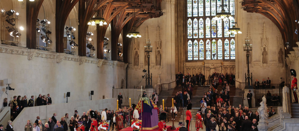 Plano general de la abadía de Westminster con los nietos de Isabel II haciendo guardia en torno al féretro