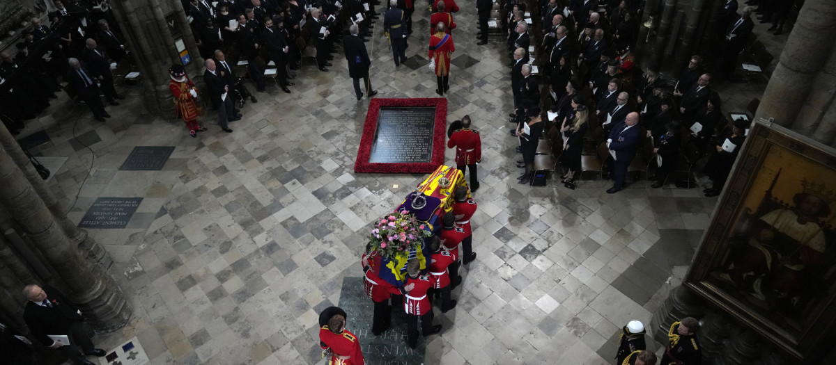 El ataúd de Isabel II en su entrada a la Abadía en donde se le ha dedicado una misa funeral.