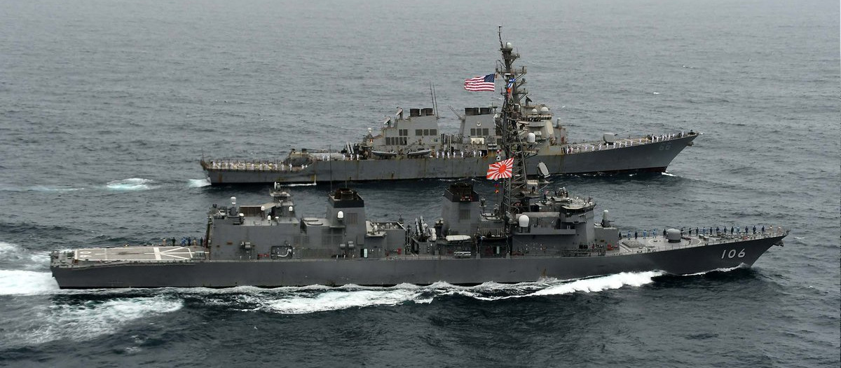 Buque estadounidense y japones patrullando las aguas del sur de Japón