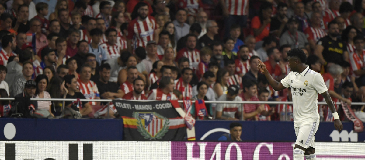 Vinicius, con la grada del Metropolitano detrás, en el derbi del pasado domingo