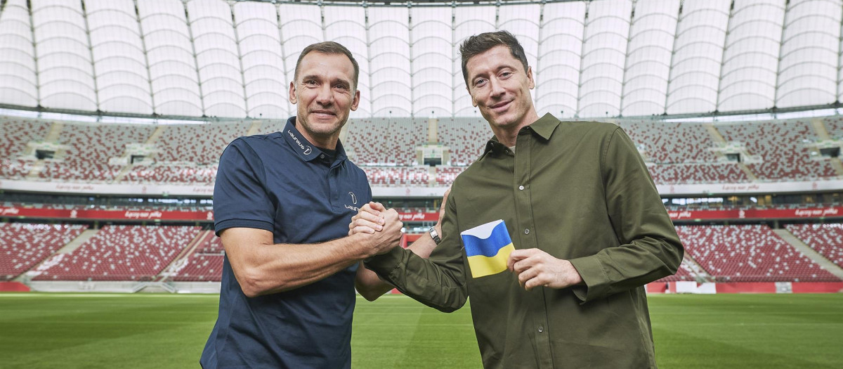 Shevchenko, en la entrega del brazalete a Lewandowski