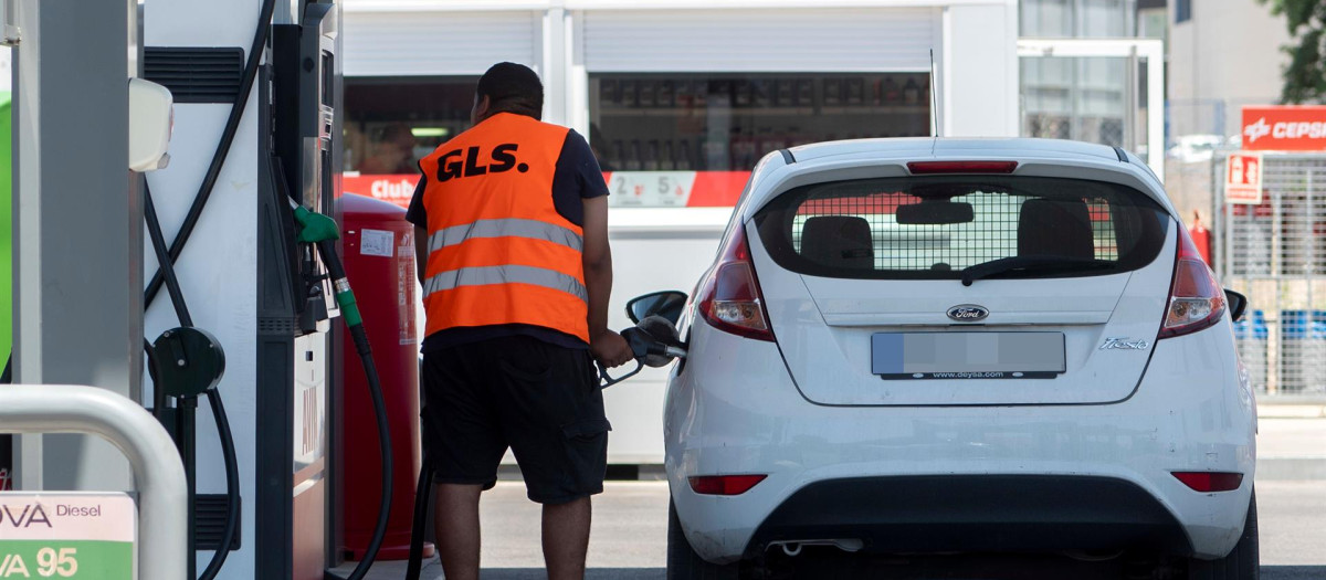 Un pasajero reposta en una gasolinera a la altura de Rivas, durante la primera operación salida del verano de 2022