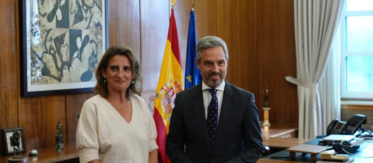 La vicepresidenta tercera, Teresa Ribera junto al portavoz del PP, Juan Bravo, durante la reunión