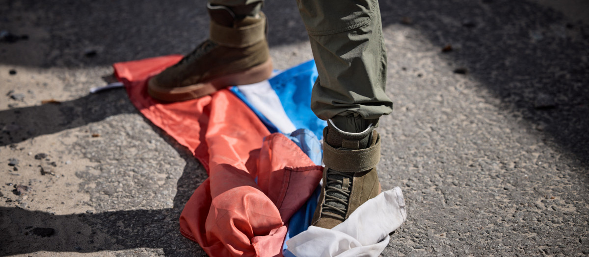 Soldado ucraniano pisa bandera rusa