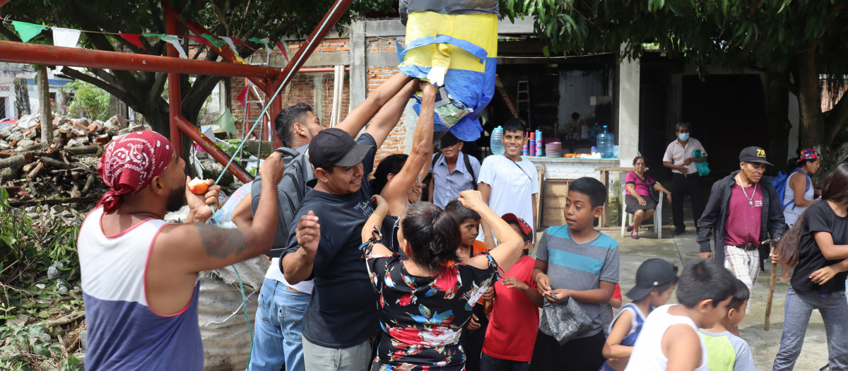 MEX4753. TAPACHULA (MÉXICO), 22/09/2022.- Varios migrantes se divierten con una piñata en el albergue Belén, en el marco de la semana del migrante y refugiado, en el municipio de Tapachula (México). La Iglesia católica inició la semana del migrante y refugiado en la región de la frontera sur de México, donde acompañarán a los indocumentados de Venezuela, Colombia, Nicaragua y de Centroamérica que cruzan los límites fronterizos con el propósito de llegar a Estados Unidos. EFE/ Juan Manuel Blanco