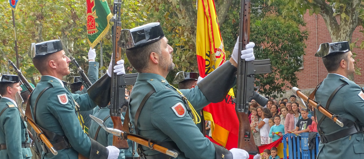 Guardias civiles durante un desfile del 12 de octubre en Pamplona