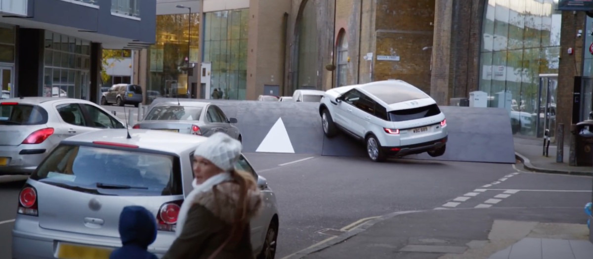 Un SUV supera un badén un tanto especial, una parodia muy real