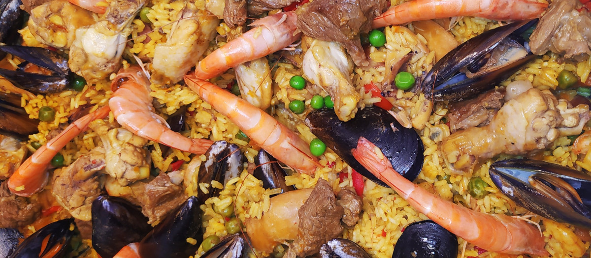 Imagen de una paella tradicional