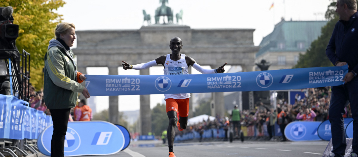 Kipchoge, justo en el momento de la entrada a meta del maratón de Berlín