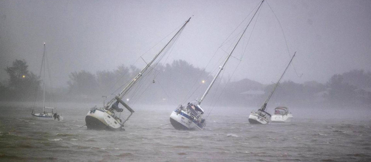 Los veleros anclados en la bahía de Roberts son arrastrados por los rápidos vientos