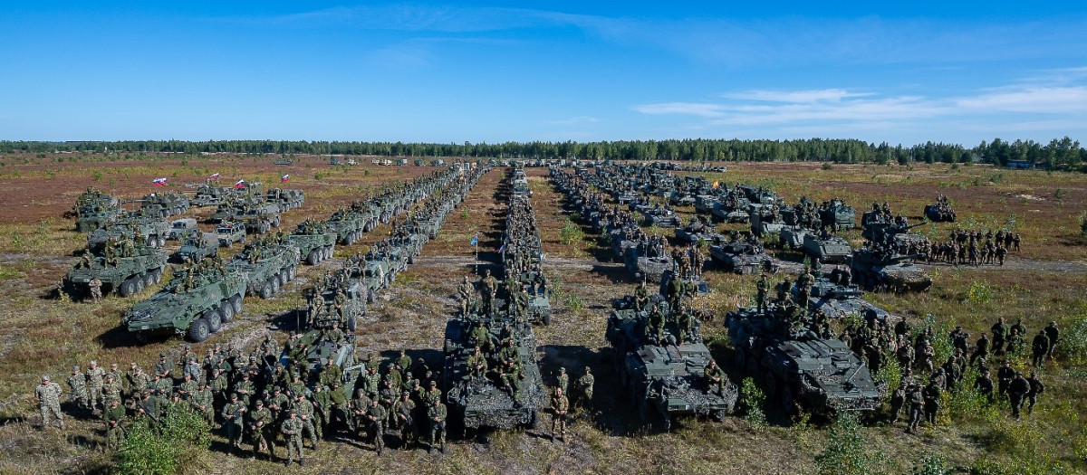 Espectacular panorámica del Grupo de batalla de la OTAN en Letonia al completo, personal y vehículos, que han desarrollado sus capacidades de coordinación durante las maniobras Silver Arrow.