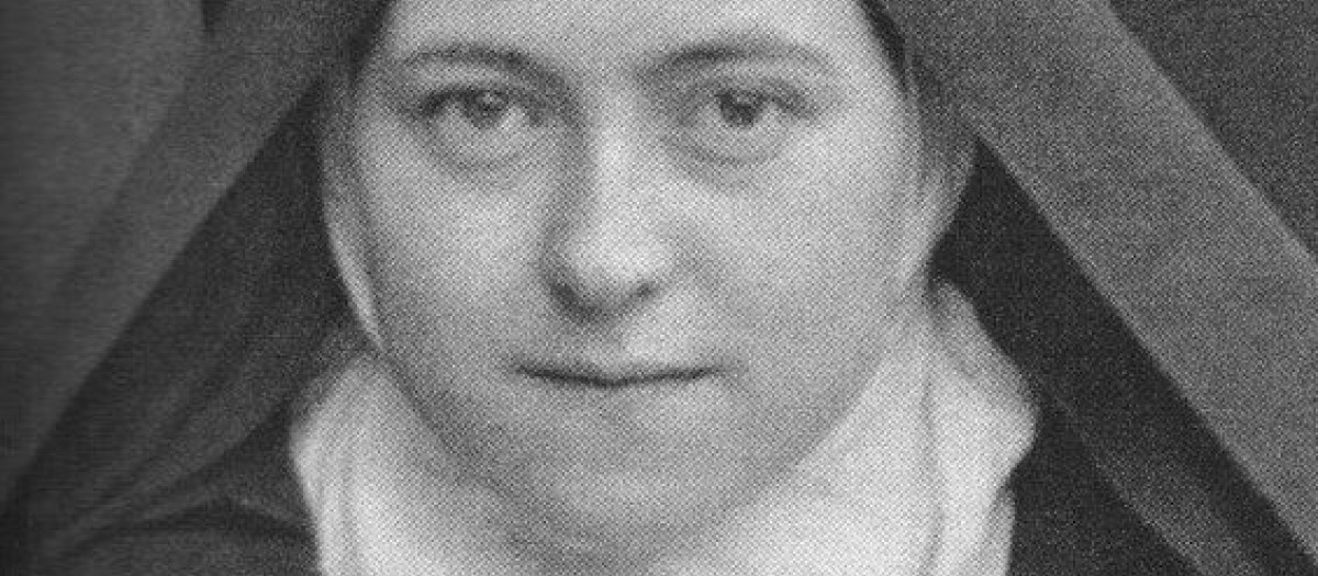 7. Vencer huyendo Al igual que enseñan el apóstol san Pablo y santo Tomás de Aquino, intrincada en el ejercicio ascético, y asumiendo la capacidad del mal para seducir y acogotar las almas, santa Teresita señala en uno de sus últimos escritos la importancia de huir a tiempo de las tentaciones. La necesidad de saber reconocer el poder que las tentaciones tienen para la perdición de las almas y ahogar el anhelo de santidad. «Mi último medio para no ser vencida en los combates es la deserción», sentencia. Lo cual enlaza con estas palabras: «Mi caminito es el de la infancia espiritual, el camino de la confianza y entrega completas». Al final de todo el trayecto, mediante huidas y ascensos, el Cielo: «Después de mi muerte, haré que caiga una lluvia de rosas».