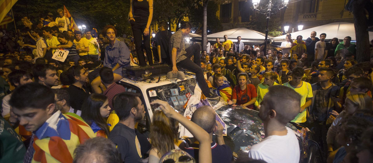 Aspecto de uno de los coches de la Guardia Civil que realizaban un registro con motivo del 1-O en la sede de la Consejería de Economía de la Generalita.