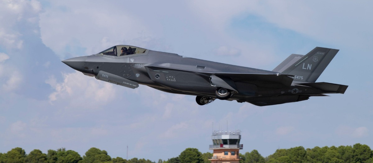 Un F-35 de Estados Unidos en vuelo en la base aérea del Ejército del Aire en  Albacete