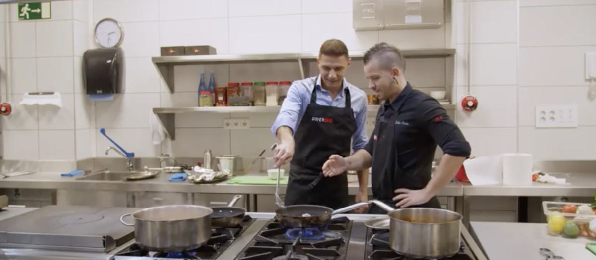 Joaquín y Dabiz Muñoz, durante el cocinado del huevo