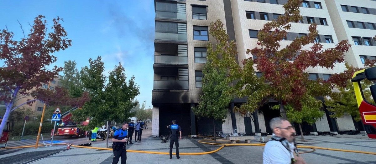 Inmediaciones del edificio donde ha ocurrido una explosión en un local comercial en Alcorcón