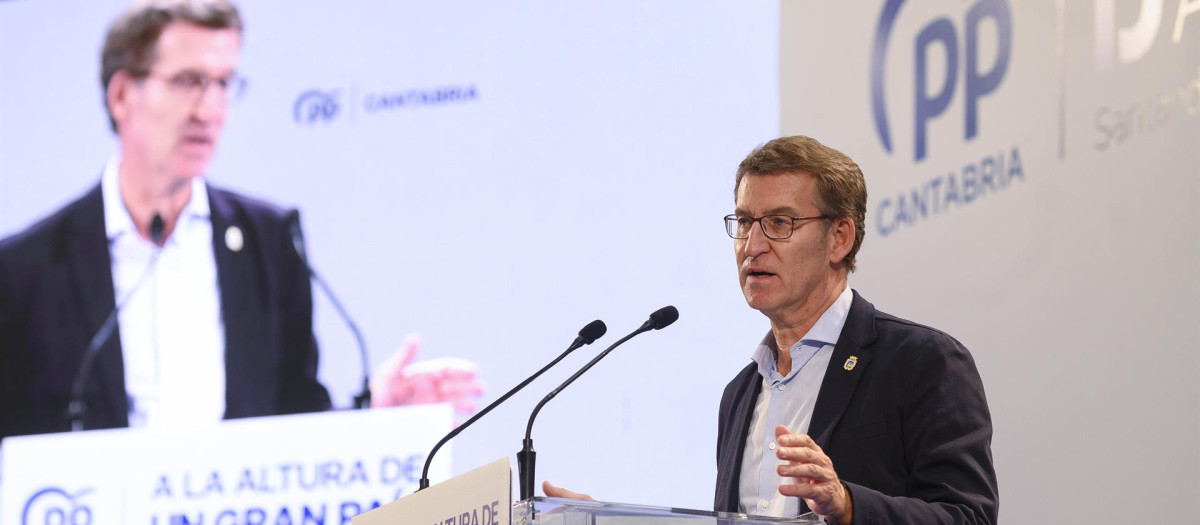 El presidente del Partido Popular, Alberto Núñez Feijóo, durante la clausura del Congreso Regional del PP de Cantabria