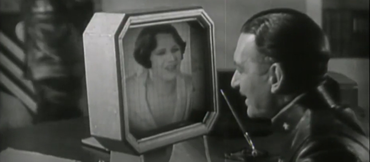 Una escena de Alta Traición, 1929, donde se puede ver a los personajes hablando por una rudimentaria videollamada