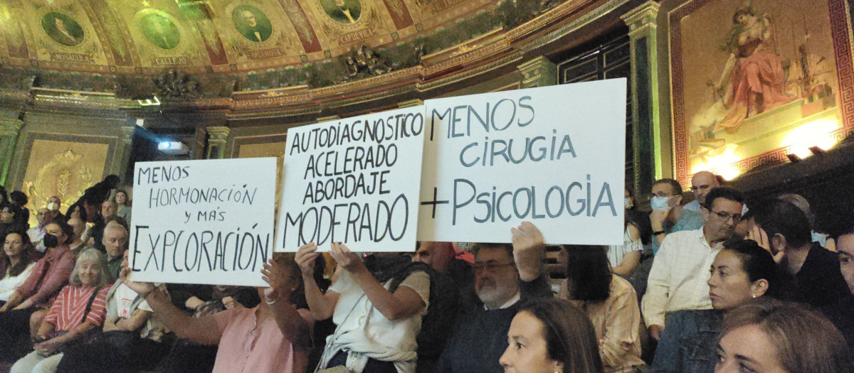 Los asistentes han mostrado pancartas reclamando prudencia ante el boom de operaciones transgénero