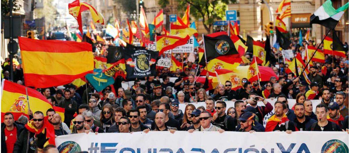 Imagen de la manifestación de Jusapol de 2018 en Barcelona. El hombre agredido port llevar la vbandera de España regresaba a su casa de esta protesta