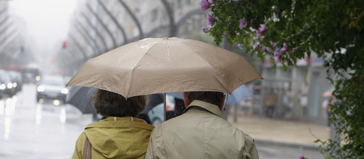 Una pareja pasea por la Plaza de Europa, en Gijón,