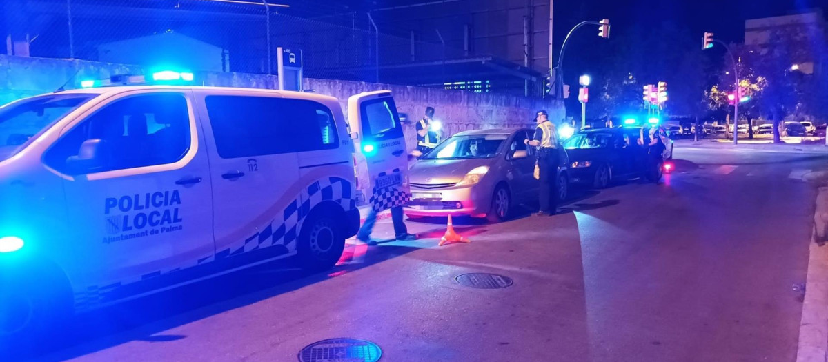 Control de la Policía Local de Palma en la calle Manacor con Tomás Rullán