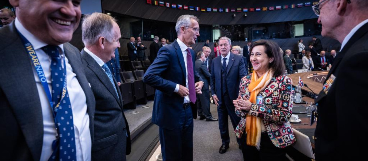 La ministra de Defensa, Margarita Robles conversa distendidamente con el secretario general de la OTAN, Jens Stoltenberg