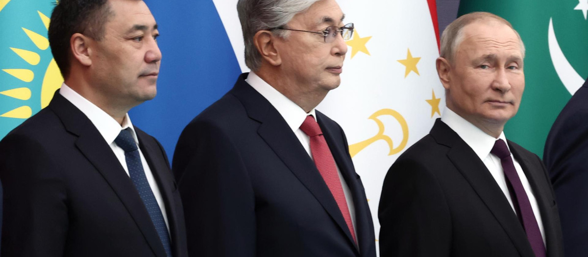 De izquierda a derecha (L-R) Kyrgyzstan's President Sadyr Japarov, Kazakhstan's President Kassym-Jomart Tokayev and Russian President Vladimir Putin pose for a picture during the CIS (Commonwealth of Independent States) Heads of State Council meeting in Astana, Kazakhstan, 14 October 2022. (Kazajstán, Kirguistán, Rusia) EFE/EPA/VALERIY SHARIFULIN / KREMLIN POOL / SPUTNIK MANDATORY CREDIT