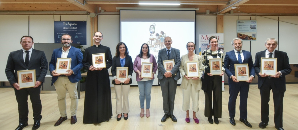 Los premiados posan con la ilustración de María Olguin Mesina