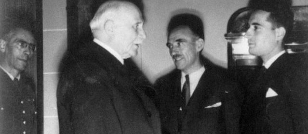 Los miembros del Comisariado General para la Reclasificación de Prisioneros de Guerra, François Mitterrand (a la derecha) y Marcel Barrois (en el centro) son recibidos en audiencia por el Mariscal Pétain el 15 de octubre de 1942