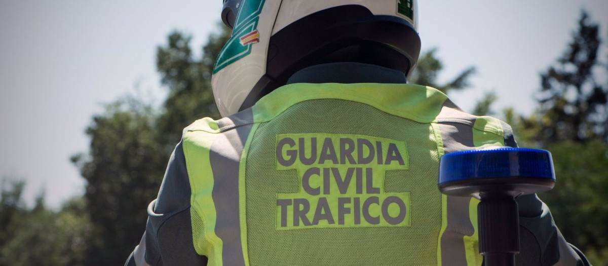 Un agente de Tráfico de la Guardia Civil de Huelva