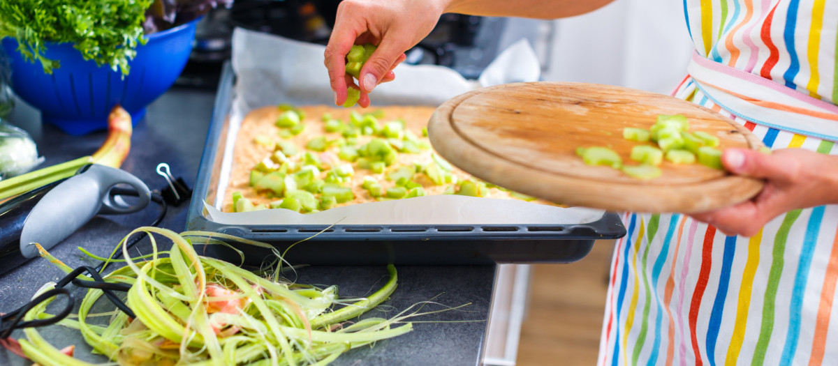 YOUNG WOMAN COOKING IN HER MODERN KITCHEN.WOMAN,HAND,HANDS,MODERN,MODERNITY,KITCHEN,CUISINE,BOIL,COOKS,BOILING,COOKING,PREPARE,VEGETABLES,HOUSE,BUILDING,FOOD,ALIMENT,SALT,HAND,HANDS,HEALTH,MODERN,MODERNITY,NEW,HUMAN,HUMAN BEING,PERSON,GASTRONOMY,FRESHNESS,ANGLE,FISH,KITCHEN,CUISINE,BOIL,COOKS,BOILING,COOKING,PREPARE,ADULT,TASTE,SAUCE,VEGETABLE,DIET,RAW,GOURMET,DISH,MEAL,EQUIPMENT,CULINARY,PROFESSIONAL,POT,COOK,HERB,SEASON,CHEF,SALMON,ADULTS,SUPPER,DINNER,HOME,FLAT,APARTMENT,AT HOME,CURRY,NUTRIENT,TASTY,PRIMARY,ORGANIC,VEGETABLES,ROLLS,LACTOSE,INGREDIENT,GLUTENFREE,SALT WATER,SEA,OCEAN,WATER,EATING,EAT,EATS,FRESH,ROLLERS,HEALTHY,FINE,DELICIOUS,DIETING,GLUTEN,PALEO,VEGAN