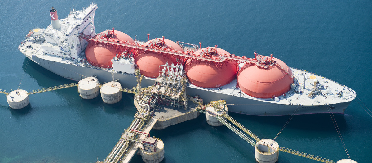 Metanero atracado en el terminal de la planta de regasificación de Cartagena