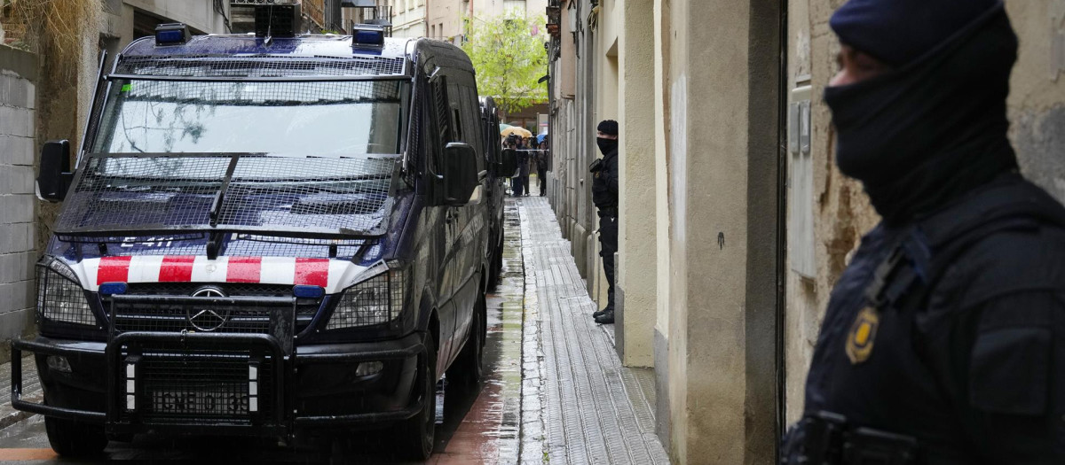 Los Mossos d'Esquadra, durante un registro en Barcelona