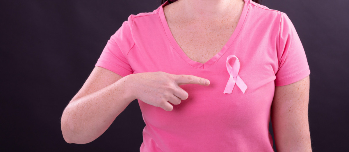 Midsection of happy caucasian woman in pink tshirt with pink ribbon gesturing. breast cancer positive awareness campaign concept digitally generated video. || Model released 
action background band breast cancer chance character cheerful chest color pink colour pink CRAB delight design digital female feminine good fortune happiness head shot health HTH illustration image individual joy lifestyle luck man merry People person picture pleasure Positive reel ribbon serene setting up sign smiling strip symbol video waist wife women wrapper young painting pink smile woman portrait happy