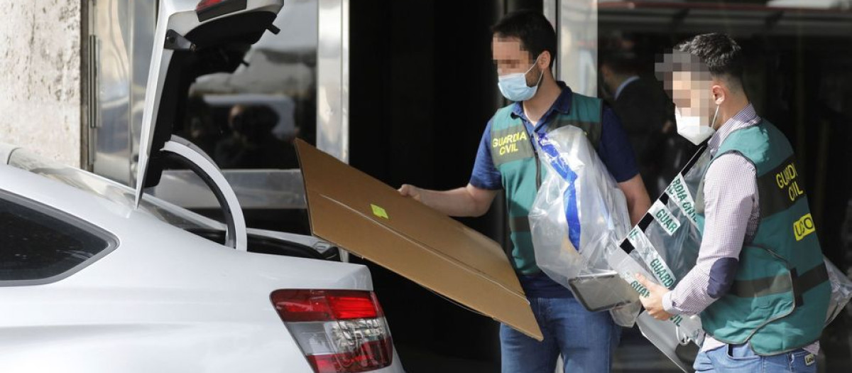 La Guardia Civil, durante uno de los registros del caso 'Azud', en Valencia.