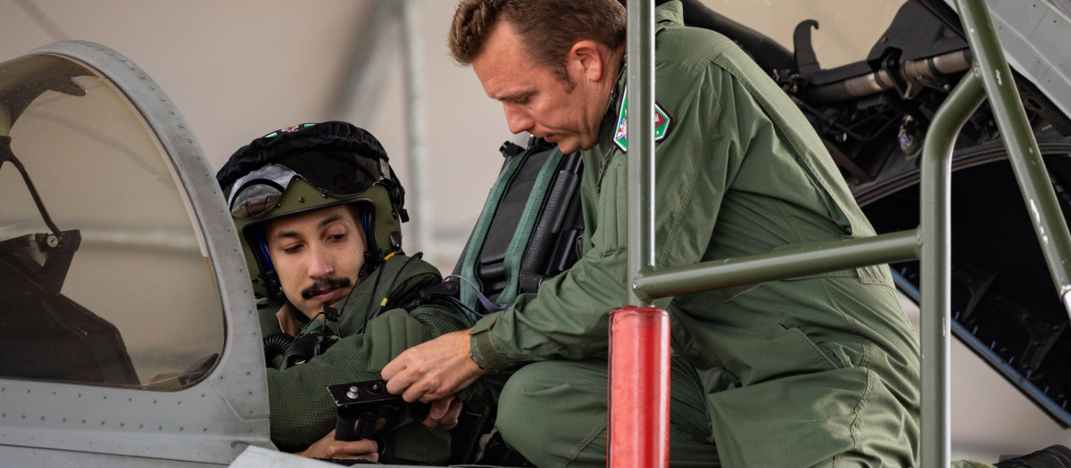 Piloto y mecánico de la Fuerza Aérea británica