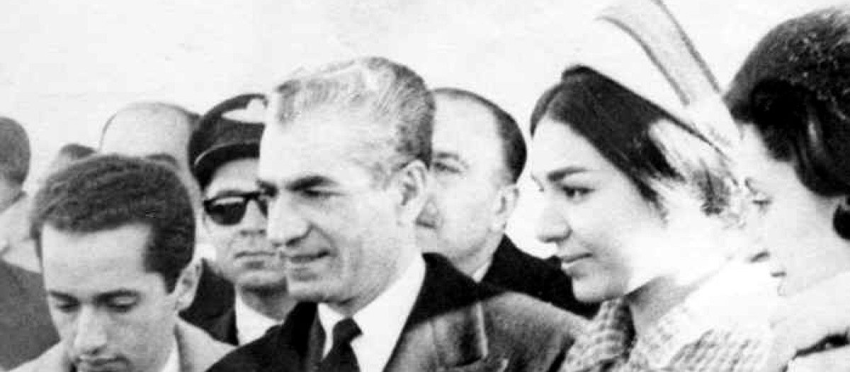 Mohammad Reza Pahlavi junto a la reina durante su visita a Comodoro Rivadavia en 1965