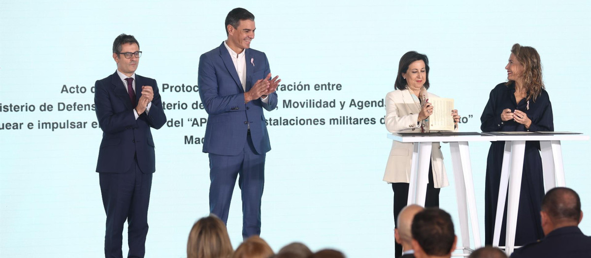 El presidente del Gobierno, Pedro Sánchez; junto al ministro de Presidencia y relaciones Públicas, Félix Bolaños;, la ministra de Defensa, Margarita Robles, y la ministra de Transportes, Movilidad y Agenda Urbana, Raquel Sánchez en la firma del convenio