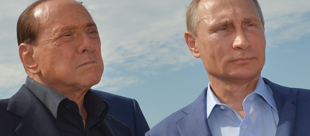 El ex primer ministro italiano Silvio Berlusconi junto a Vladimir Putin en el puerto de Sebastopol (2015)