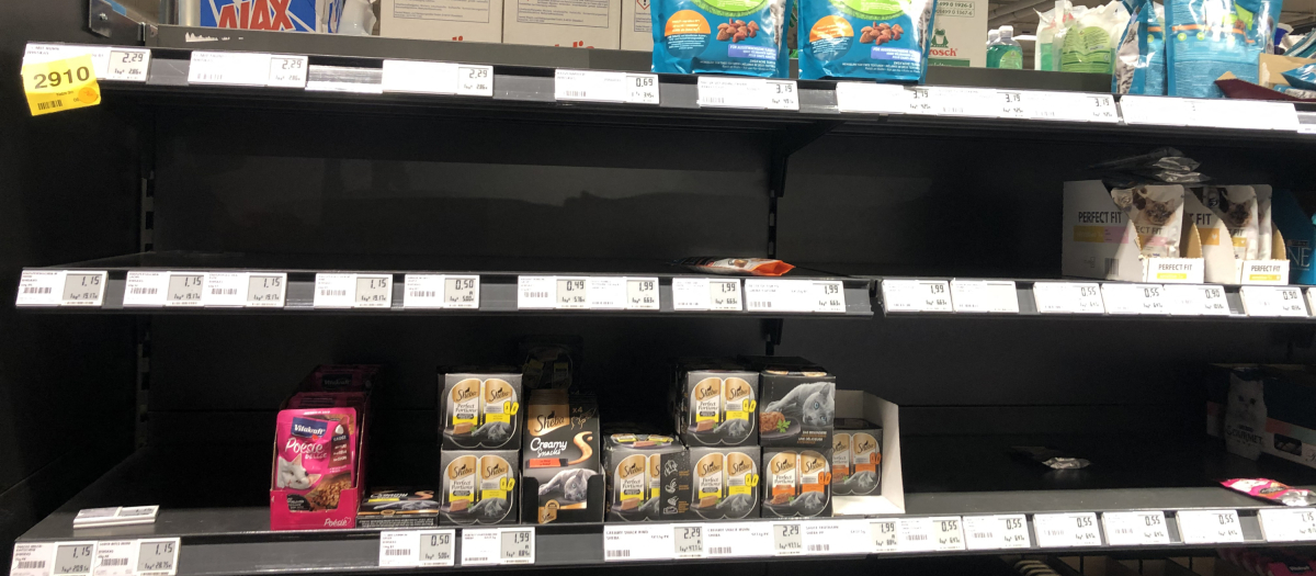 Estante de supermercado alemán semivacío