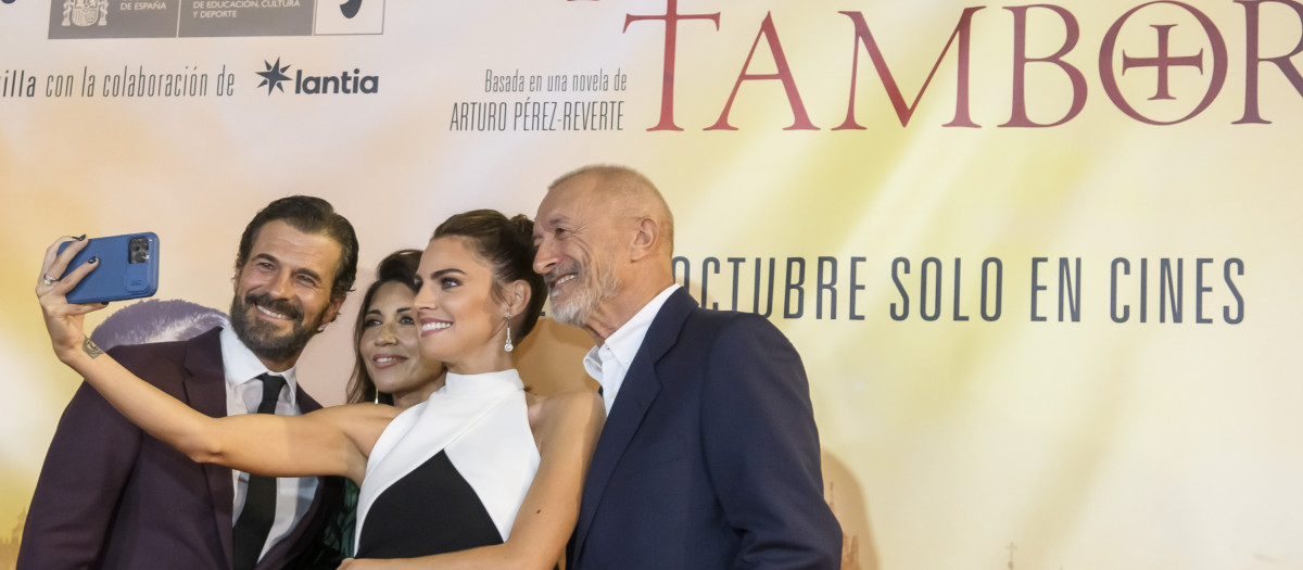 Las actrices Alicia Borrachero y Amaia Salamanca, el actor Rodolfo Sancho y el escritor Arturo Pérez Reverte, en el estreno de la película "La piel del tambor"