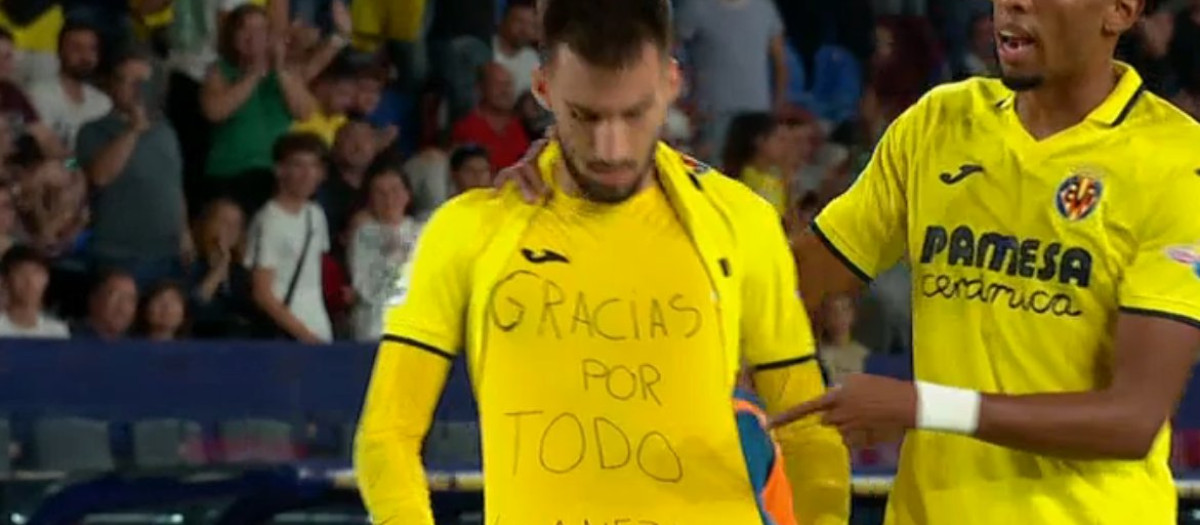 Baena, tras marcar su gol, muestra esta camiseta de homenaje a Llaneza