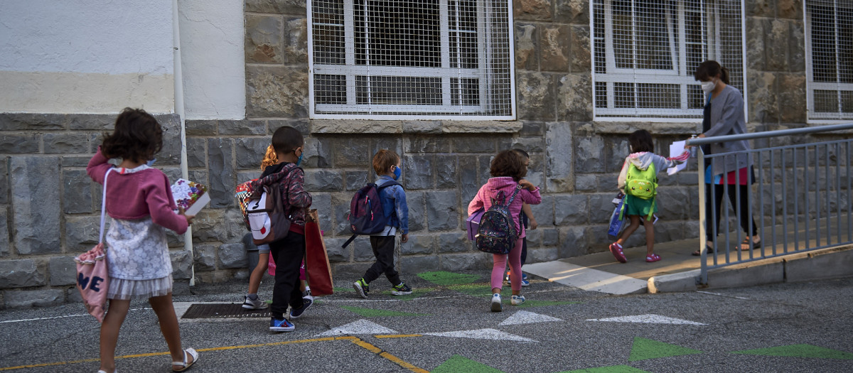 Unos alumnos entrando en el colegio