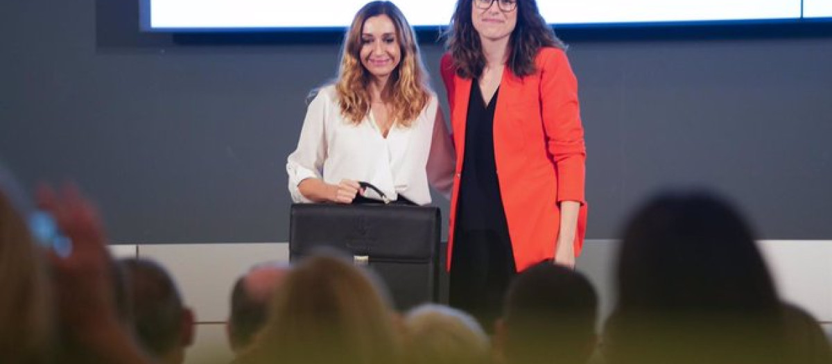 La vicepresidenta valenciana, Aitana Mas, entregándole la cartera de Agricultura a la nueva consejera, Isaura Navarro.