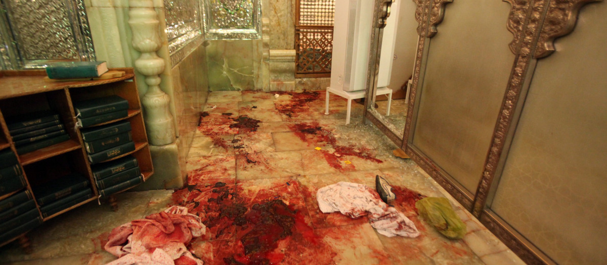 Imagen que muestra la sangre de las víctimas tras el atentado armado del Estado Islámico en la ciudad iraní de Shiraz, el 26 de octubre de 2022