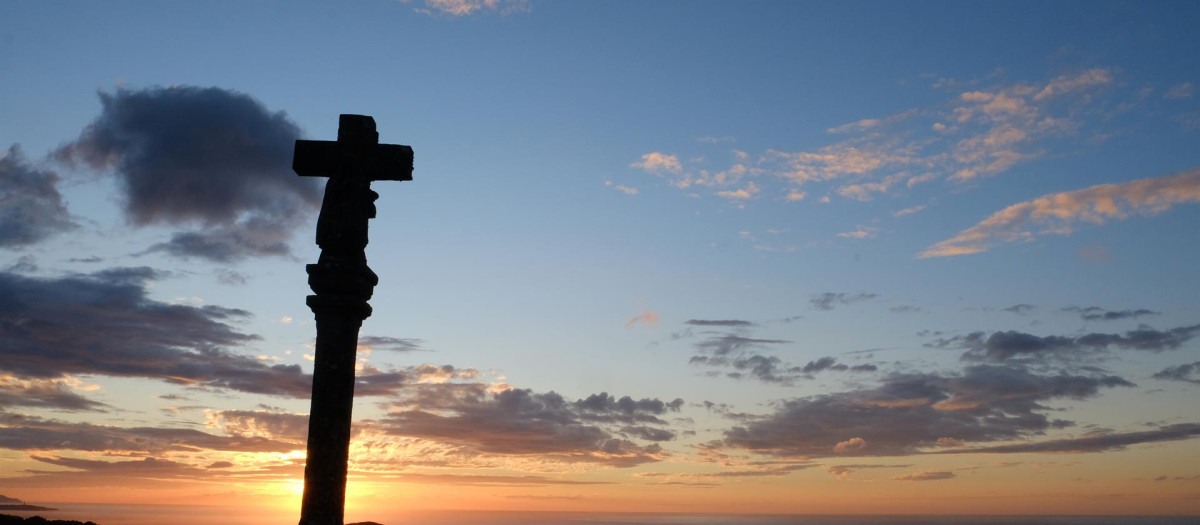 Luminoso atardecer en la costa de Cedeira , al lado del cruceiro de San Antonio Corbeiro