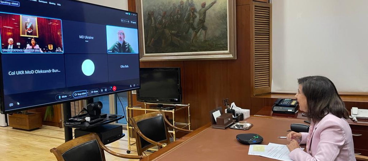 La ministra de Defensa, Margarita Robles, durante la conversación por videoconferencia que mantuvo con su homólogo en Ucrania, Oleksii Reznikov.