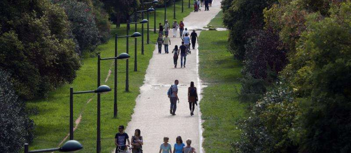 El antiguo cauce del río Turia, en Valencia, reconvertido en el parque urbano más largo de Europa.